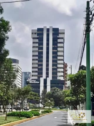 RENTA DE OFICINA, EN EDIFICIO REFORMA MONTUFAR ZONA 10. — Oficina en Alquiler en Zona 10, Guatemala, Ciudad — miniatura 1 de 7