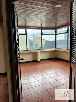 RENTA DE OFICINA, EN EDIFICIO REFORMA MONTUFAR ZONA 10. — Oficina en Alquiler en Zona 10, Guatemala, Ciudad — miniatura 6 de 7