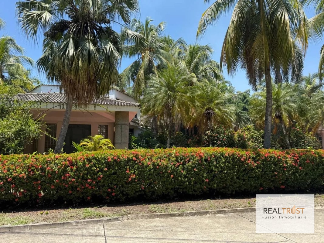 Casa en la playa, puerto de san José dentro de condominio - 1