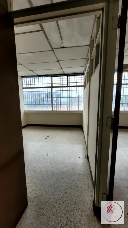 ALQUILER DE OFICINA DE 56 M2 EN ZONA 1 EDIFICIO EJECUTIVO - 12