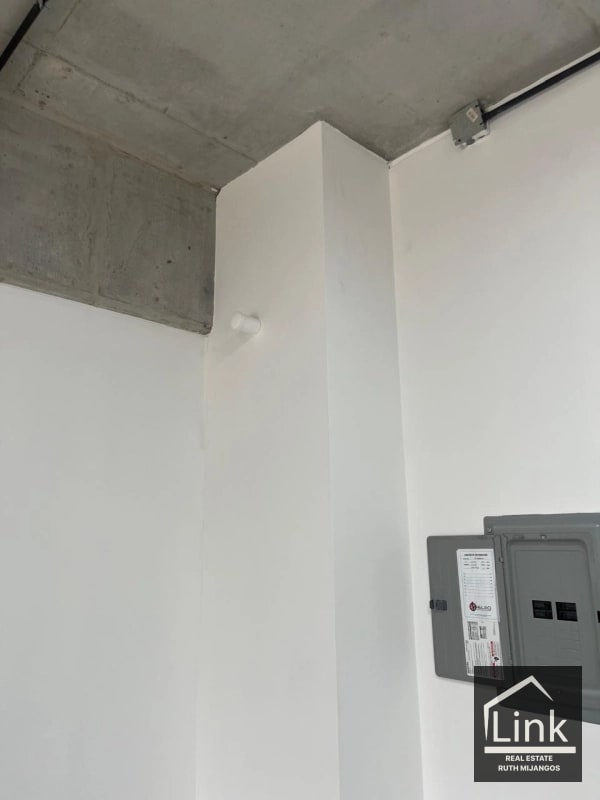 RENTA DE OFICINA ZONA 9 HUB - 4
