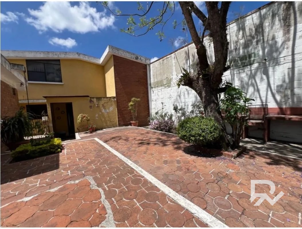 Oportunidad única para desarrollo en Zona 12 – Sector La Colina 21 X 41.60 (BODEGA) - 1