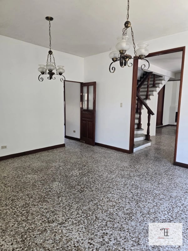 Rento casa en San Cristobal  Exclusivo para Comercio o Empresas Área  2,223 met² Área  de construcción  380 met² Ubicada a 40 metros de Sankris Mall - 5