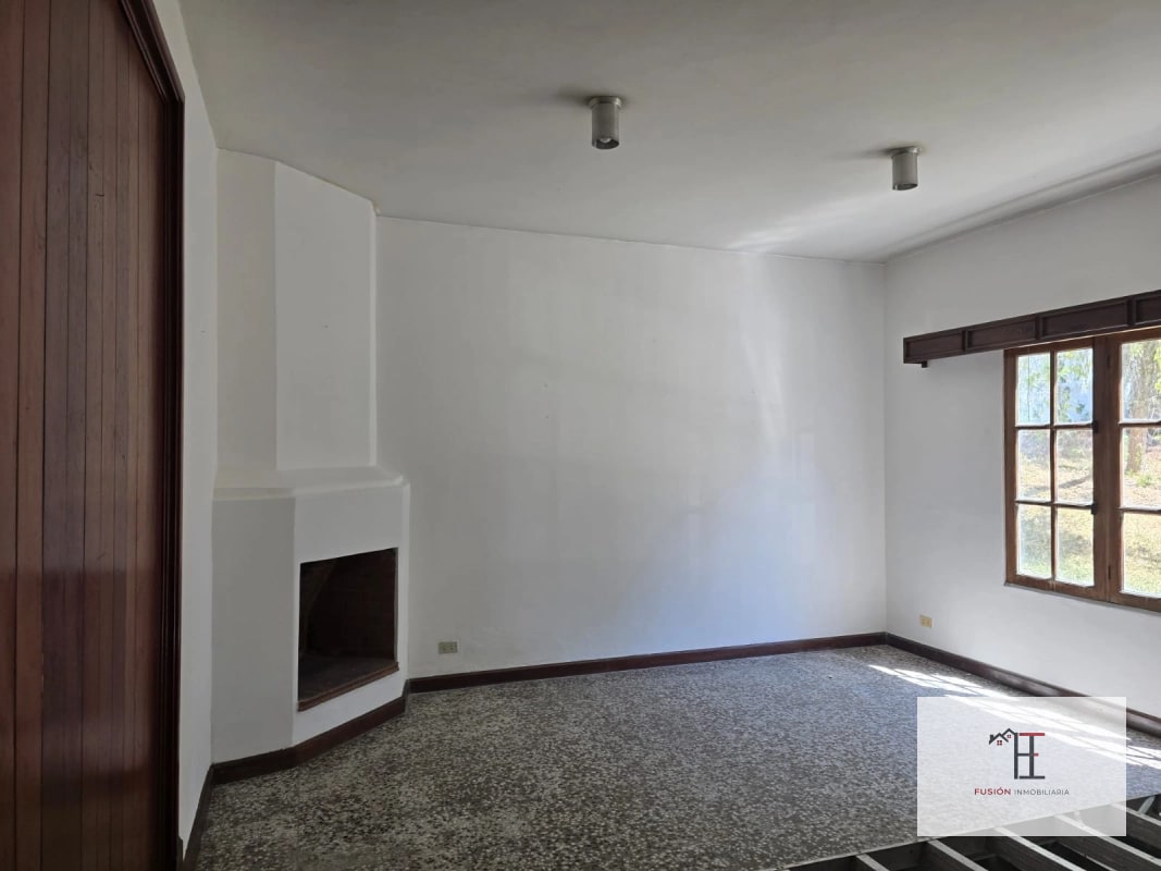 Rento casa en San Cristobal  Exclusivo para Comercio o Empresas Área  2,223 met² Área  de construcción  380 met² Ubicada a 40 metros de Sankris Mall - 4