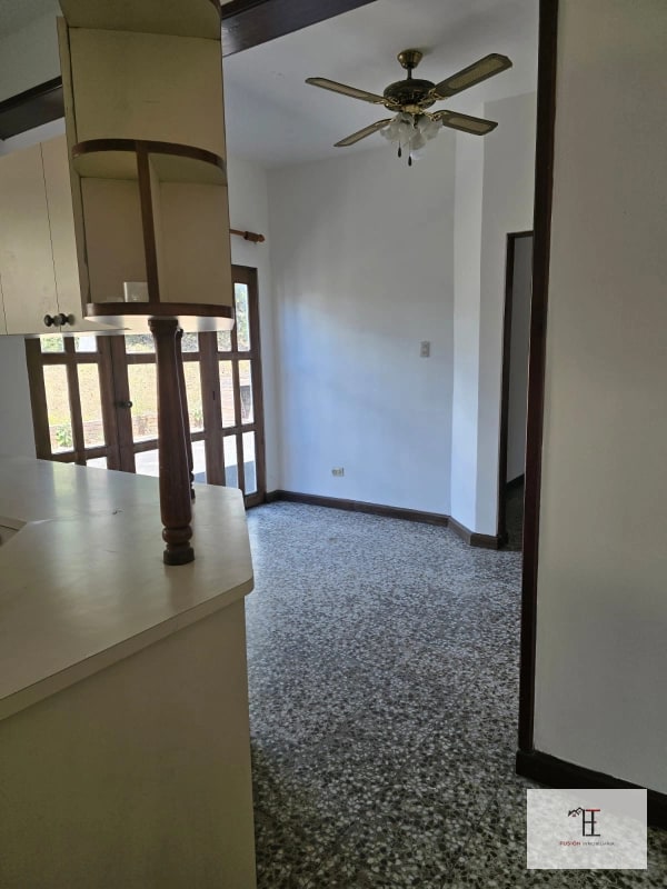 Rento casa en San Cristobal  Exclusivo para Comercio o Empresas Área  2,223 met² Área  de construcción  380 met² Ubicada a 40 metros de Sankris Mall - 3