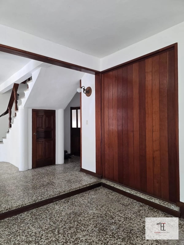 Rento casa en San Cristobal Exclusivo para Comercio o Empresas Área 2,223 met² Área de construcción 380 met² Ubicada a 40 metros de Sankris Mall - 2