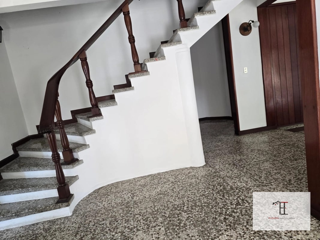 Rento casa en San Cristobal Exclusivo para Comercio o Empresas Área 2,223 met² Área de construcción 380 met² Ubicada a 40 metros de Sankris Mall - 1