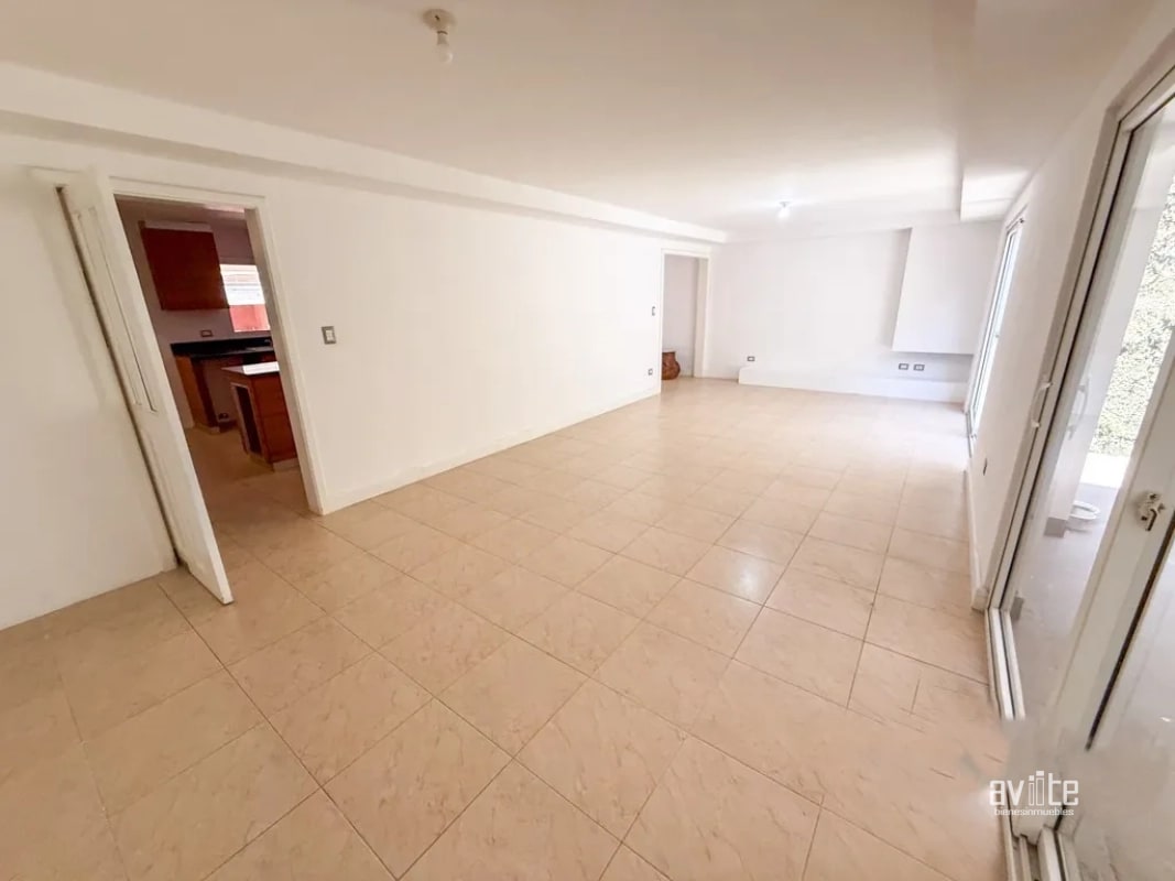 Casa dentro de Condominio, cerca de Cayala y URL Q3,700,000 más impuestos - 3