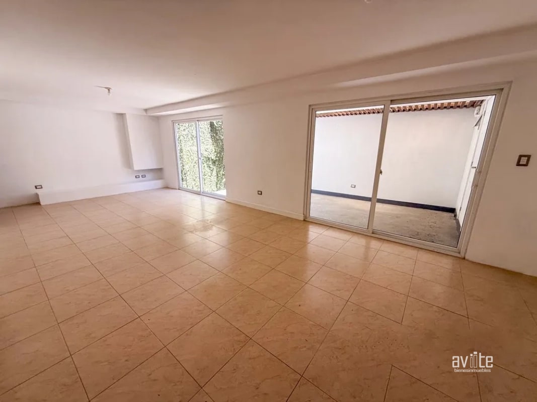 Casa dentro de Condominio, cerca de Cayala y URL   Q3,700,000 más impuestos - 2