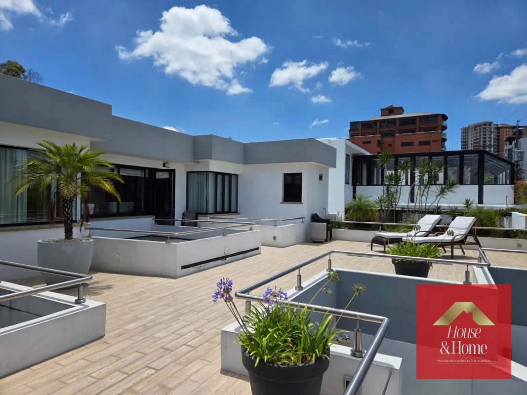 Casa en venta zona 15 con piscina - 1