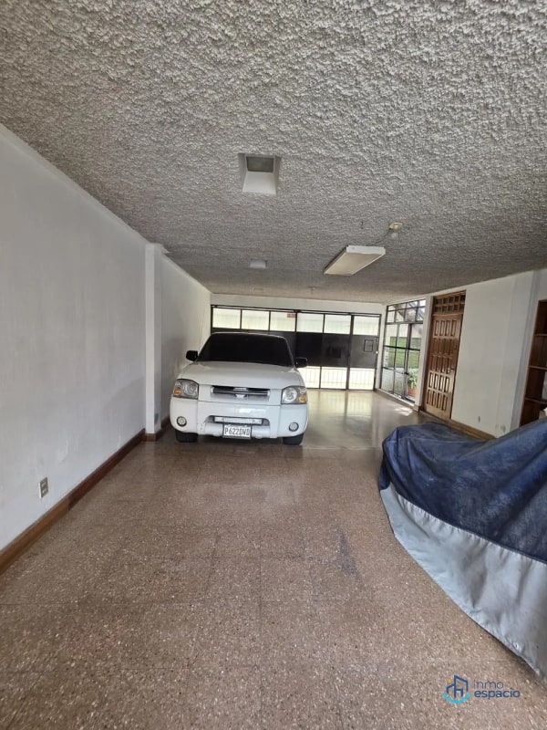 🏢 CASA COMERCIAL EN RENTA – ZONA 11 (COLONIA ROOSEVELT) - 2
