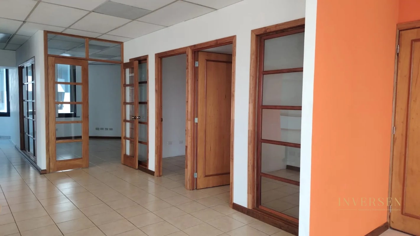Oficina en renta ubicada en zona 10 - 7