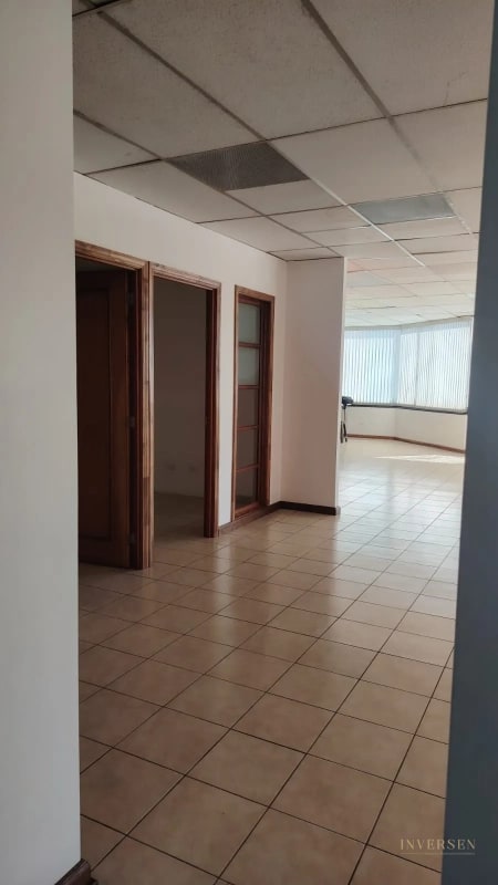 Oficina en renta ubicada en zona 10 - 6