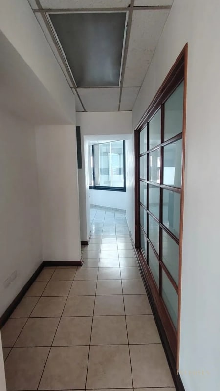 Oficina en renta ubicada en zona 10 - 4