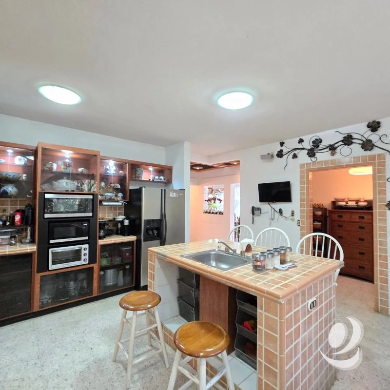 Casa Amueblada y 4 Bungalows (rentados) en Venta El Encinal Tronco 2 Zona 7 de Mixco - 6