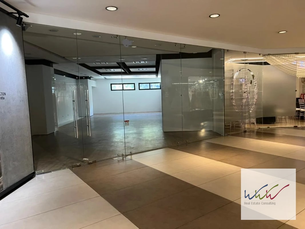 Rento local comercial de 98m2 en Design Center, zona 10 - 4