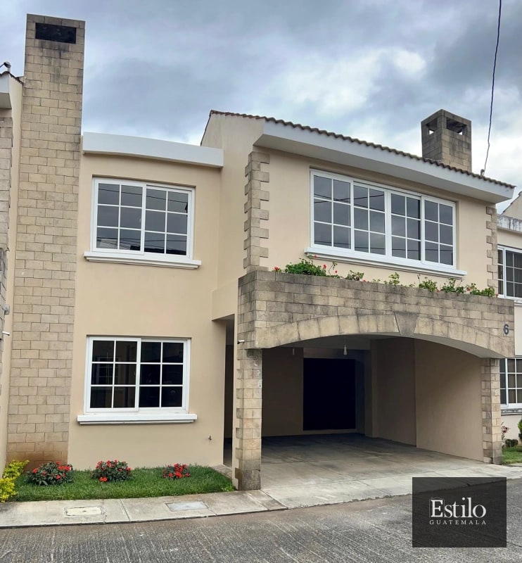 Hermosa Casa con Jardín En Venta - 13