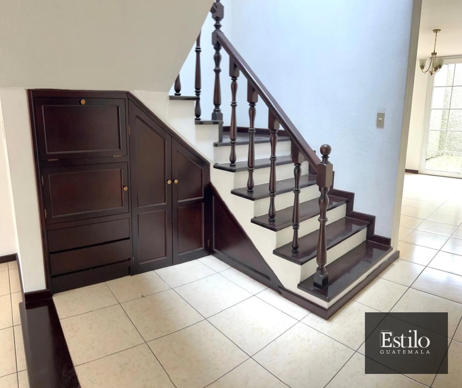 Hermosa Casa con Jardín En Venta - 12