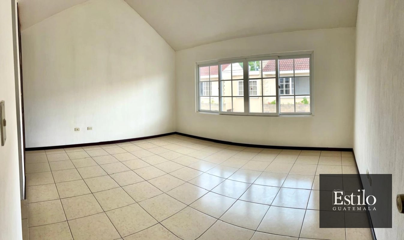 Hermosa Casa con Jardín En Venta - 11