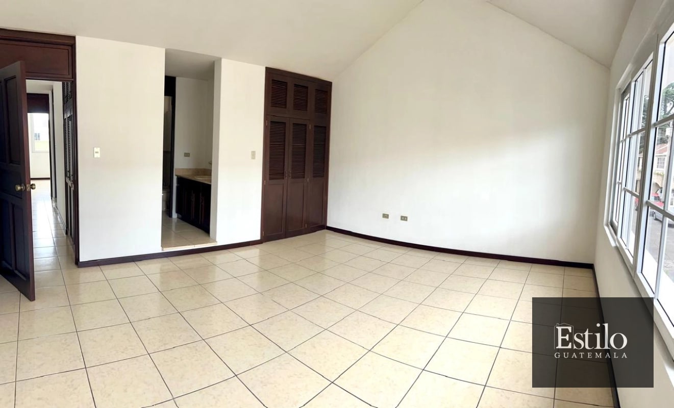 Hermosa Casa con Jardín En Venta - 10