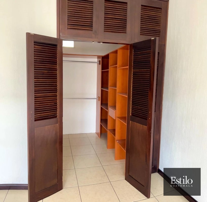 Hermosa Casa con Jardín En Venta - 9