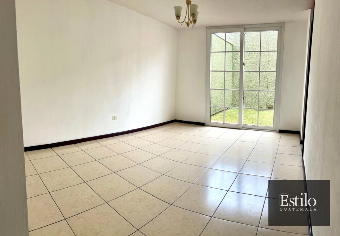 Hermosa Casa con Jardín En Venta - 7