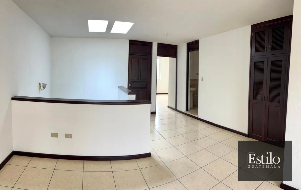 Hermosa Casa con Jardín En Venta - 5