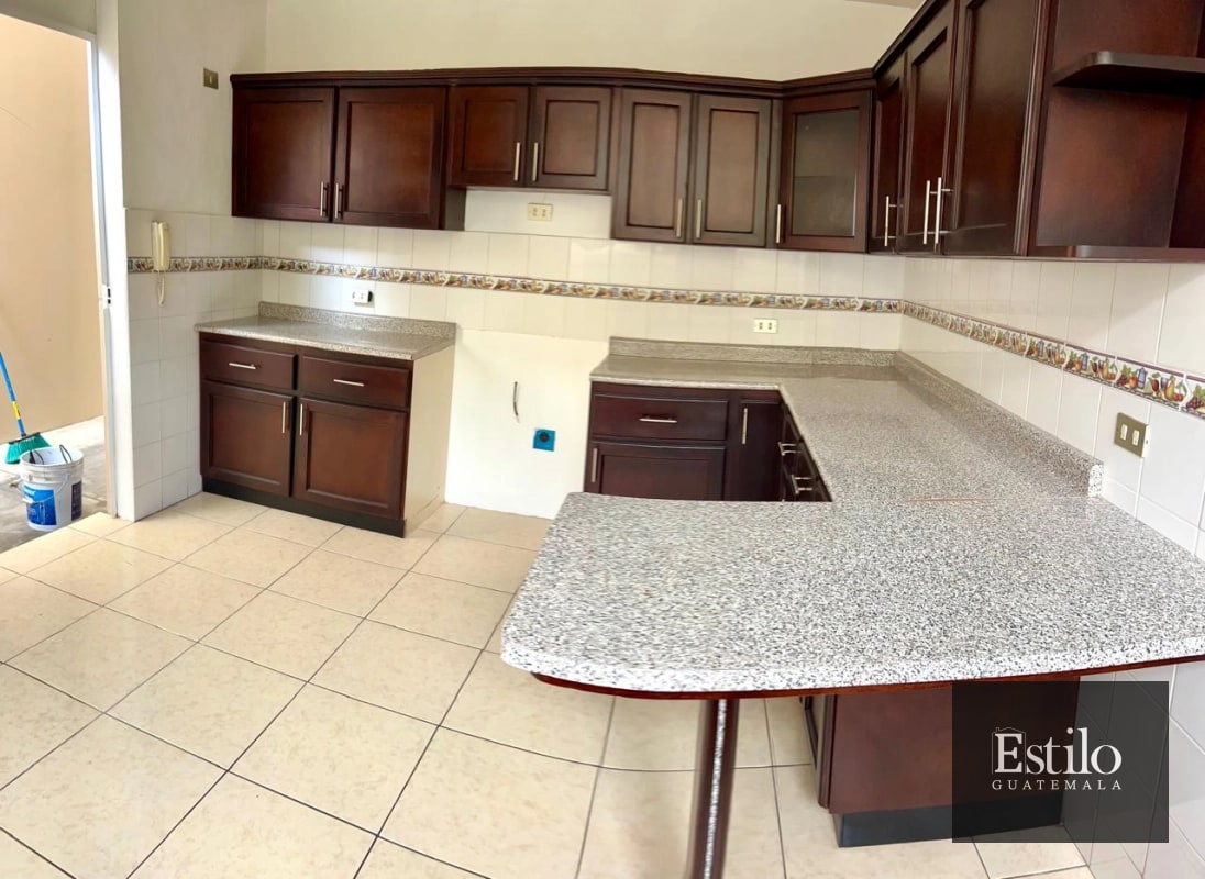 Hermosa Casa con Jardín En Venta - 4