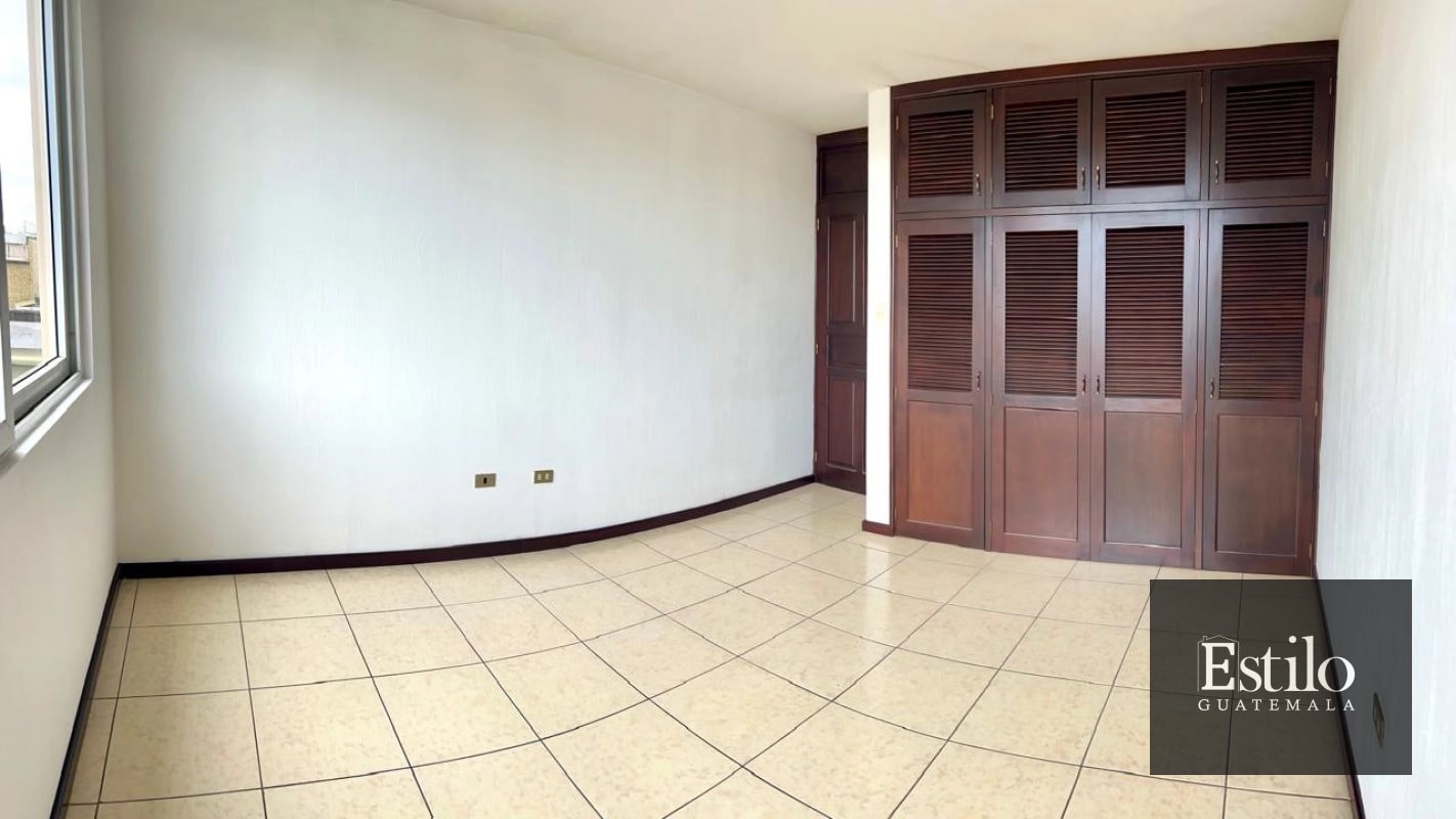 Hermosa Casa con Jardín En Venta - 3