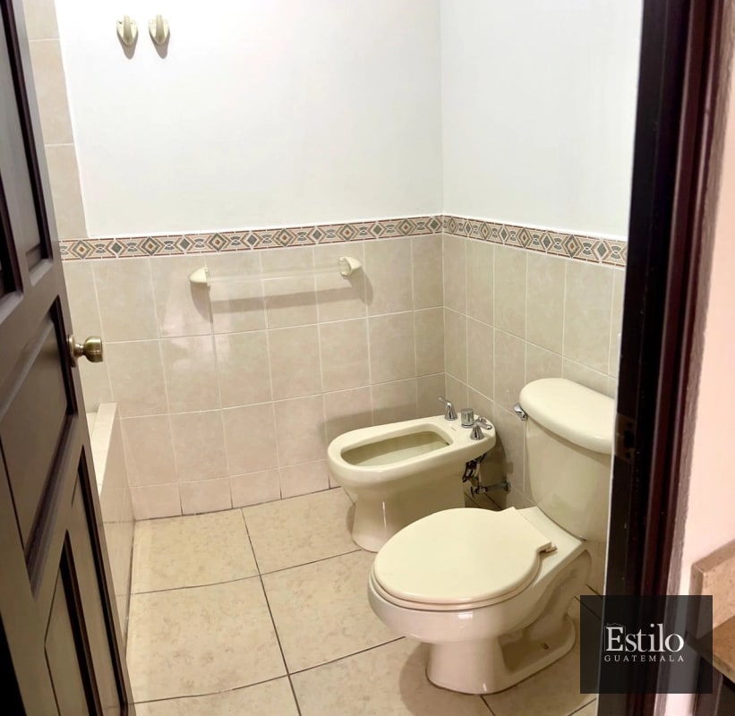 Hermosa Casa con Jardín En Venta - 2
