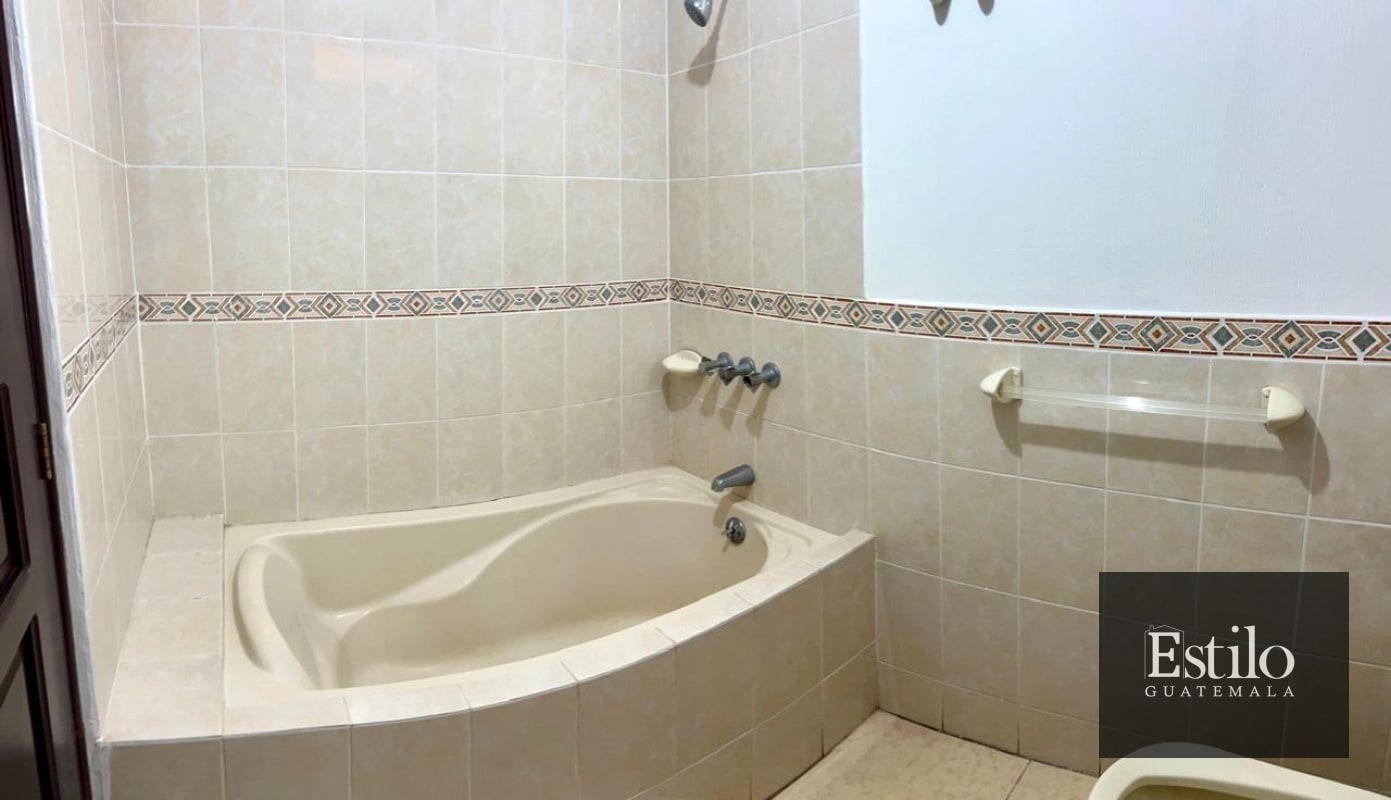 Hermosa Casa con Jardín En Venta - 1