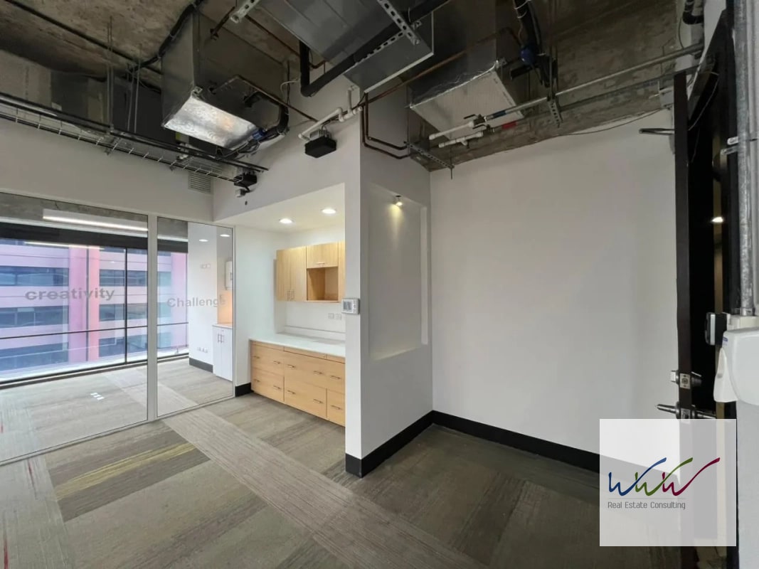 Rento Oficina de 200m2 en Design Center, Zona 10 - 11
