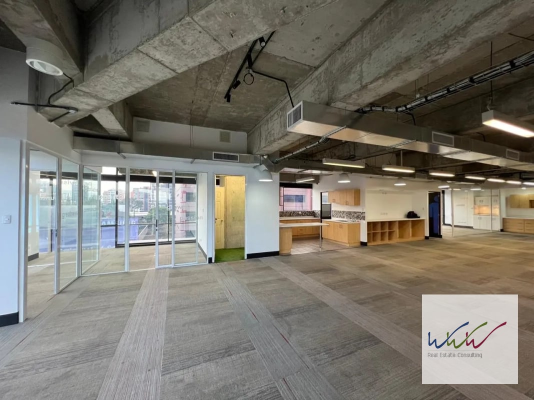 Rento Oficina de 200m2 en Design Center, Zona 10 - 8