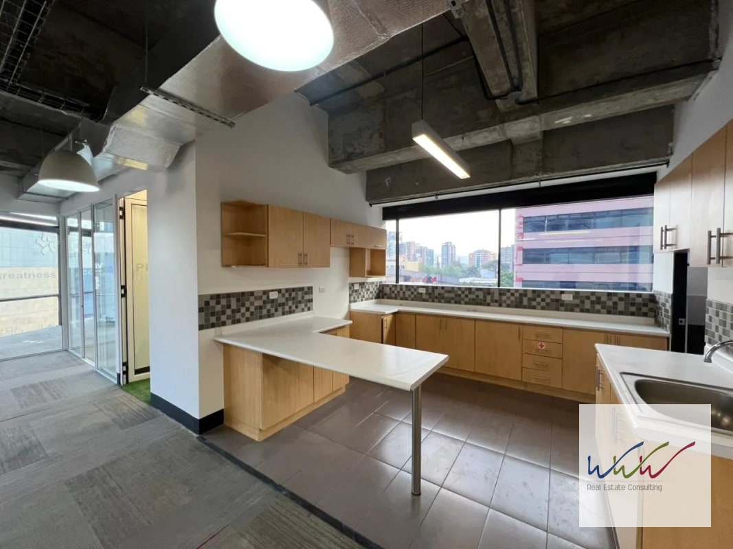 Rento Oficina de 200m2 en Design Center, Zona 10 - 7