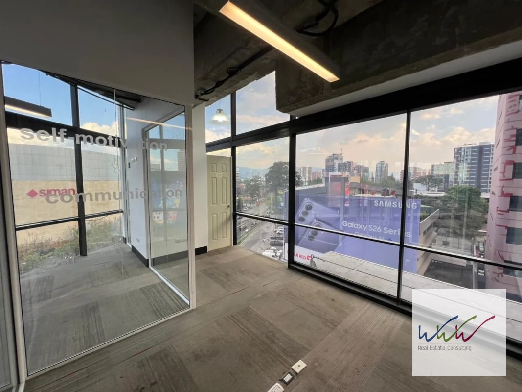 Rento Oficina de 200m2 en Design Center, Zona 10 - 6