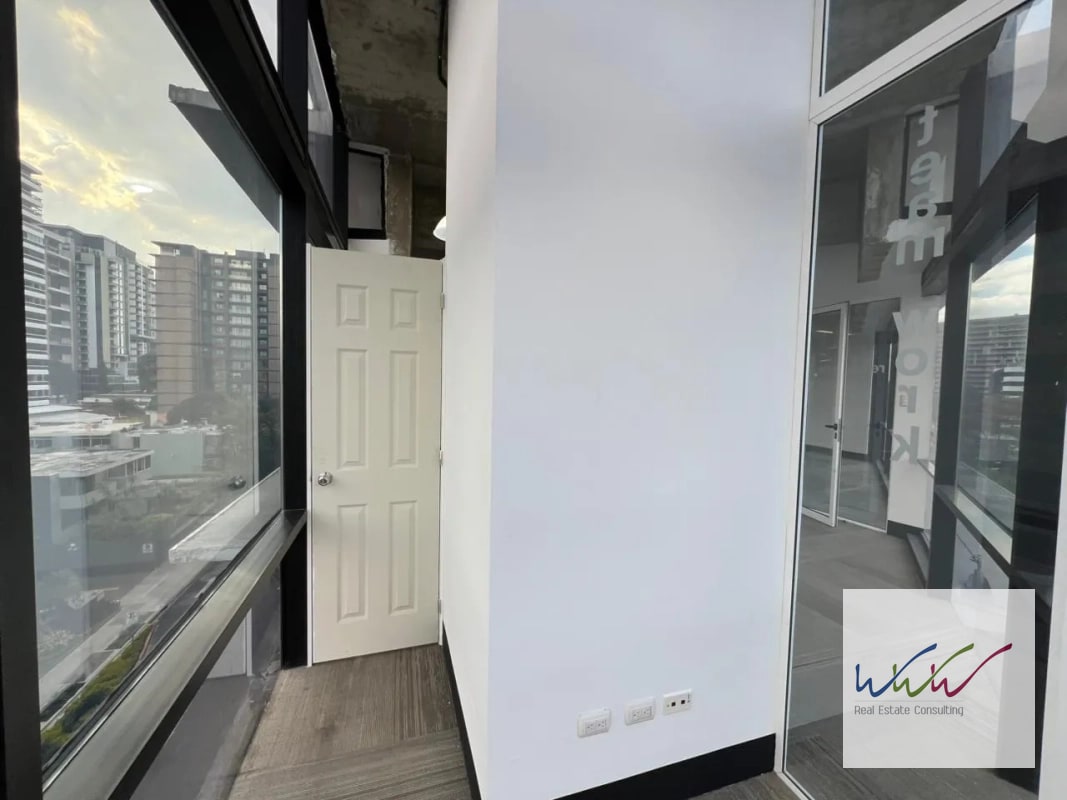 Rento Oficina de 200m2 en Design Center, Zona 10 - 5