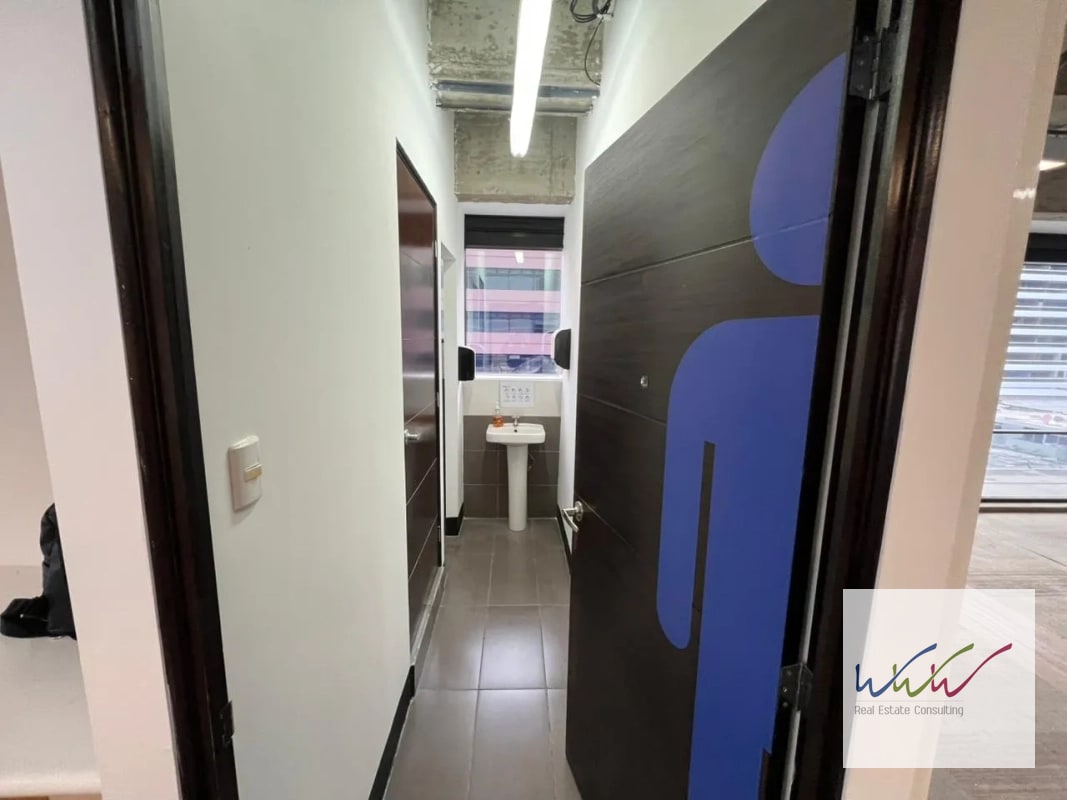 Rento Oficina de 200m2 en Design Center, Zona 10 - 4