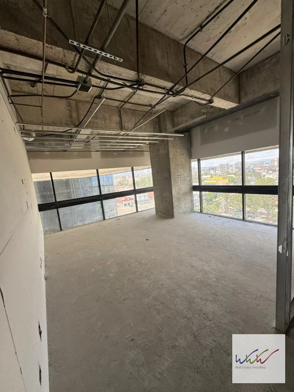 Rento amplia oficina de 570m2 en edificio Renovati, zona 10 - 9