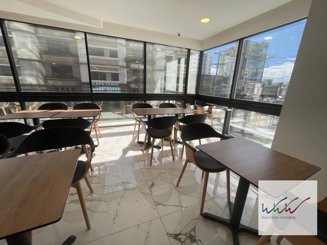 Rento amplia oficina de 570m2 en edificio Renovati, zona 10 - 2