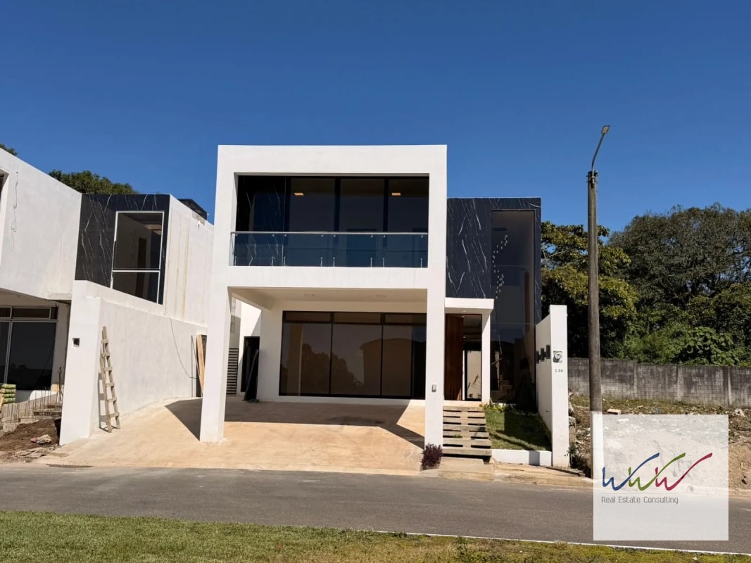 Casa en venta en condominio privado, carretera a Santa Elena Barillas - 1