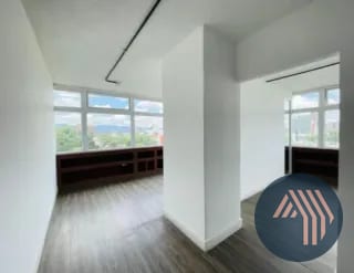 ALQUILER DE CÉNTRICA Y AMPLIA OFICINA - PLAZA MARITIMA, ZONA 10 — Oficina en Alquiler en Zona 10, Guatemala, Ciudad — miniatura 3 de 16