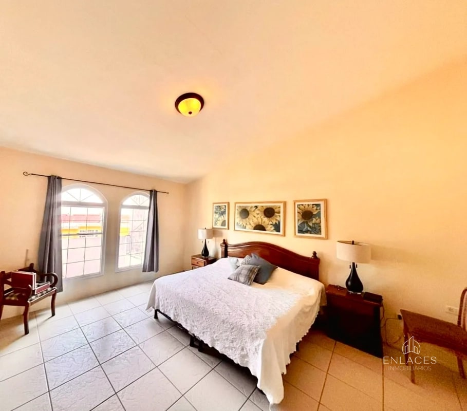 Zona 8 de Mixco • Casa en Venta • Condominio Orquídeas, San Cristóbal - 8
