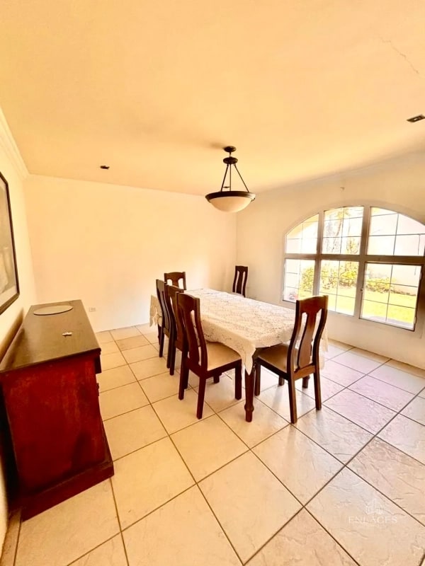 Zona 8 de Mixco • Casa en Venta • Condominio Orquídeas, San Cristóbal - 1