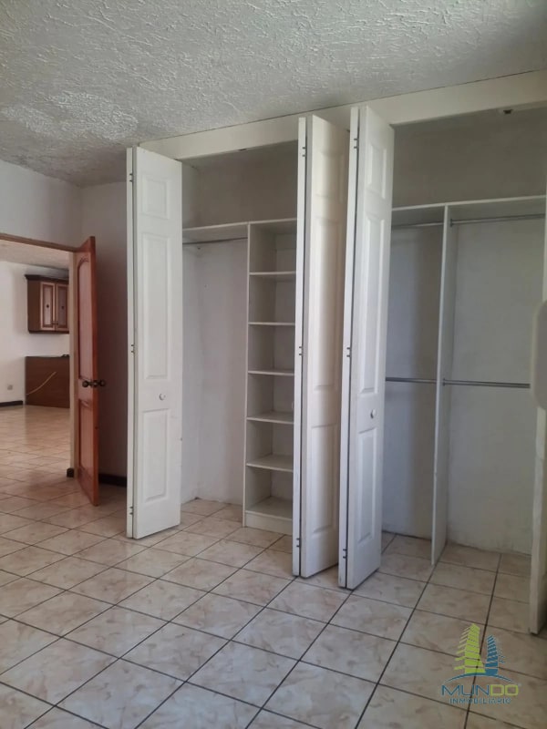 Elegancia y Confort Casa en Venta en Carretera a El Salvador: Residencia de Lujo en Km 19.5 - 3