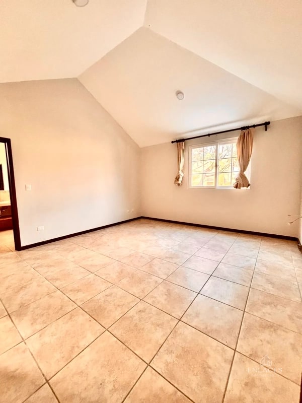 Entrada a Fraijanes • Casa en Renta/Venta • Villas de Entreverdes - 11