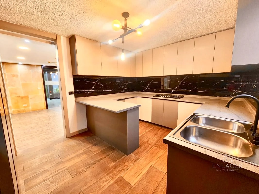 Zona 10 • Casa en Venta - 8