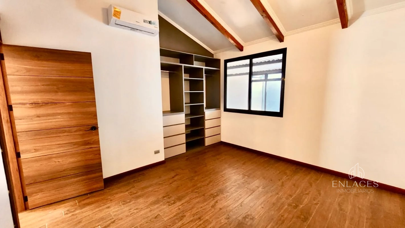 Zona 10 • Casa en Venta - 1