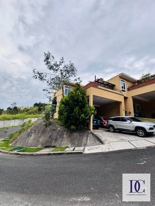 📍 CASA EN ALQUILER – ESQUINA + JARDÍN | BOSQUES DE ARRAZOLA | KM 18.5 CES - 5