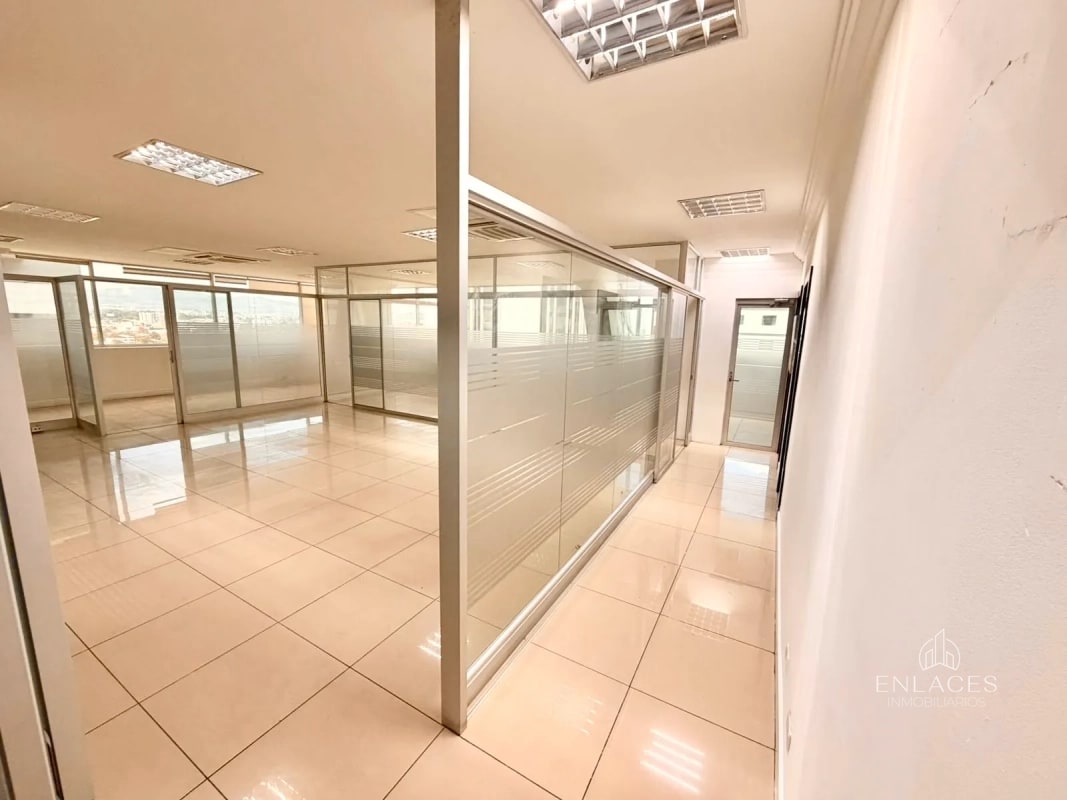 Zona 10 • Oficina en Renta • Edificio Dubai Center • 5 oficinas privadas - 9