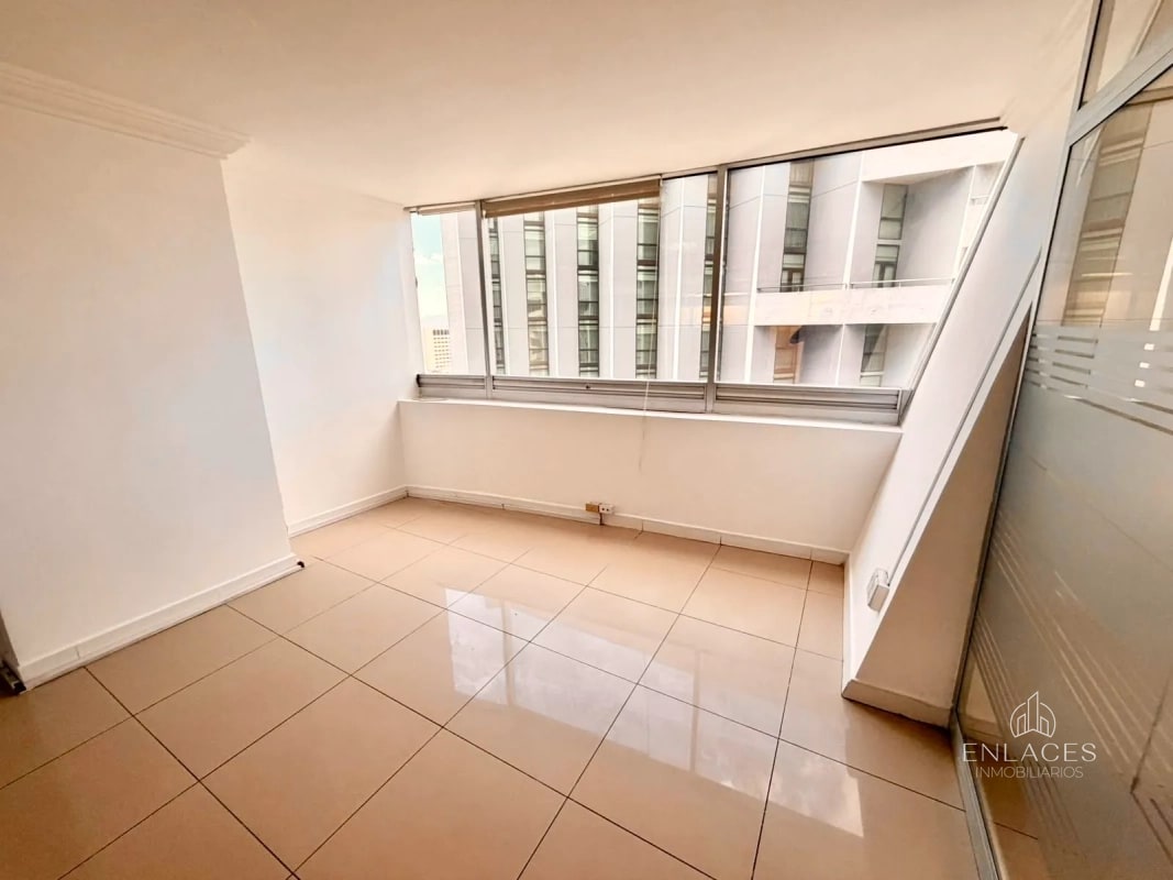 Zona 10 • Oficina en Renta • Edificio Dubai Center • 5 oficinas privadas - 8